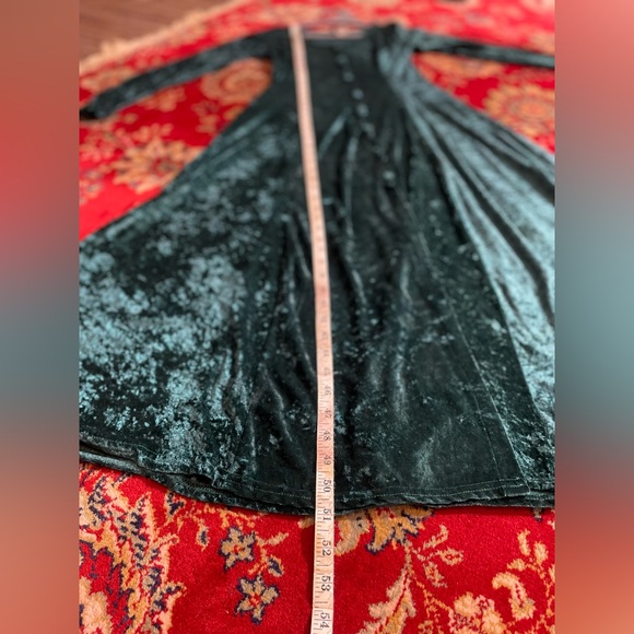 La Fête Emerald Velvet Dress - Picture 8 of 11